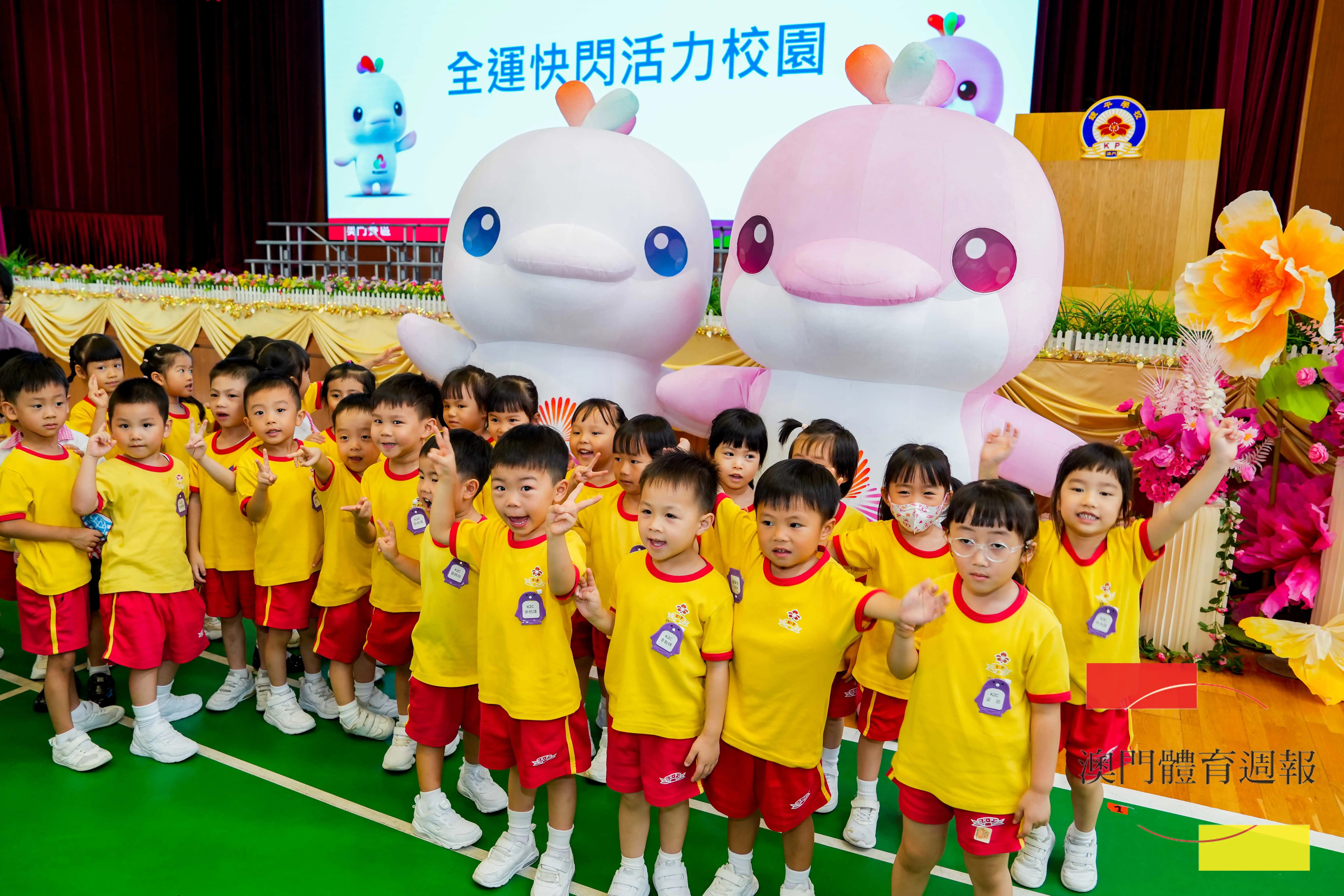 副1 學生爭相與“喜洋洋”及“樂融融”合影.jpg